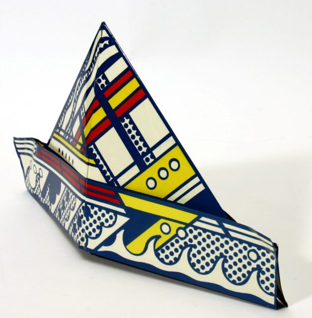 Roy Lichtenstein, Folded hat, in: S.M.S. Nr. 4, The Letter Edged in Black Press, New York, 1968, Offset-Lithografie auf Plastikfolie, ca. 18,5 x 33 x 10 cm