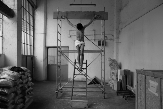 Adrian Paci Studie für eine Kreuzigung, 2011 Druck auf Aluminium,