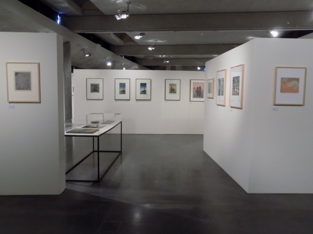 Kunsthaus Kaufbeuren, Ausstellung CROSSING CULTURES, Raumansicht mit Werken von Carl Thiemann und Hans Neumann