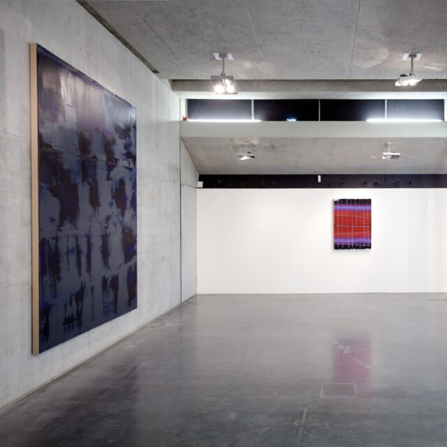 Kunsthaus Kaufbeuren, Ausstellungsansicht 1. OG, mit den Werken STRUKTUR GRÜNSTEIN, B 120517, Öl auf Leinwand, 280 x 210 cm, Sammlung Schaub, Landshut und KEIN TITEL, B 130118, 2018, Öl auf Leinwand, 110 x 80 cm, Privatsammlung