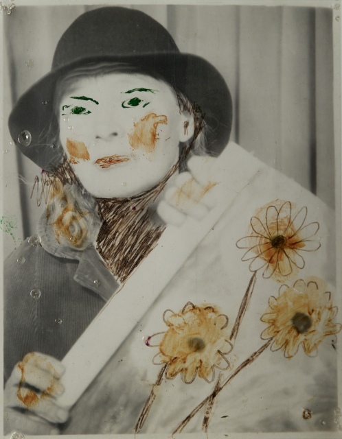 Lee Godie, Ohne Titel (Self-portrait with Painting of Daisies), undatiert, Farbe auf Fotografie, 12 x 9,5 cm,