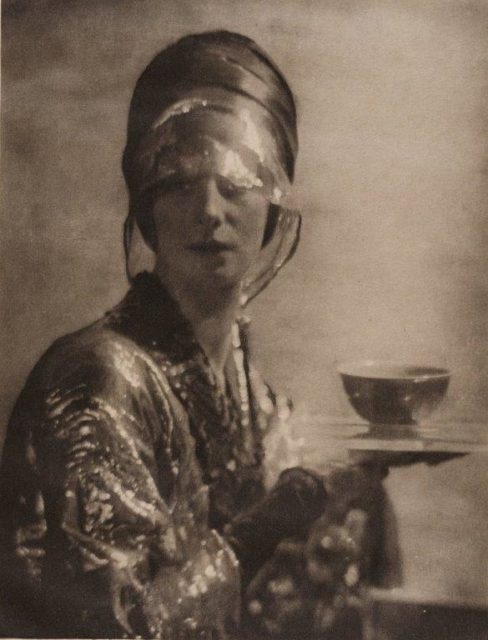 Adolphe de Meyer, The Cup, 1912, Heliogravüre,