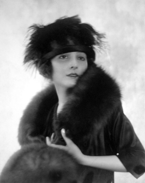 Adolphe de Meyer, Berthe modeling, veröffentlicht in Vogue 1918, Silbergelatineabzug,