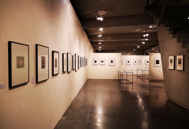 Ausstellungsansicht STRIKE A POSE. Intuition und Inszenierung