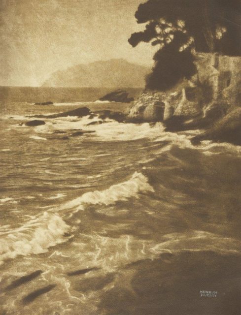 Heinrich Kühn, Ohne Titel (Küstenlandschaft in Italien), um 1898, kombinierter Gummidichromatdruck,