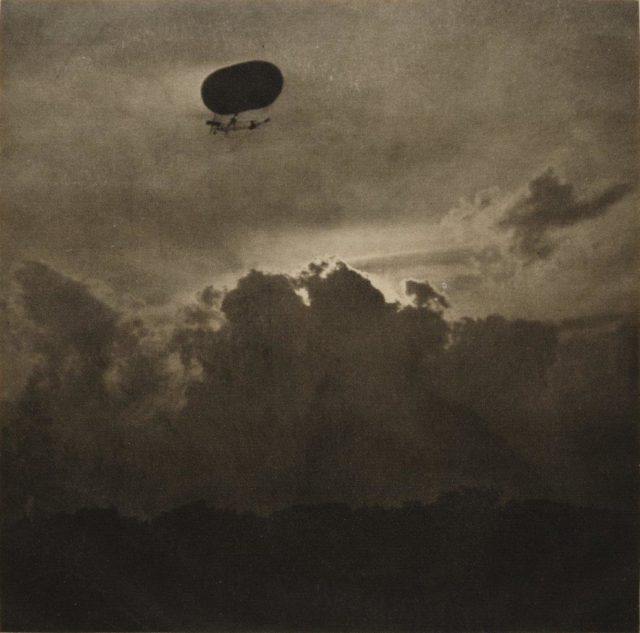 Alfred Stieglitz, A Dirigible, 1910, Heliogravüre, publiziert in Camera Work 1911,