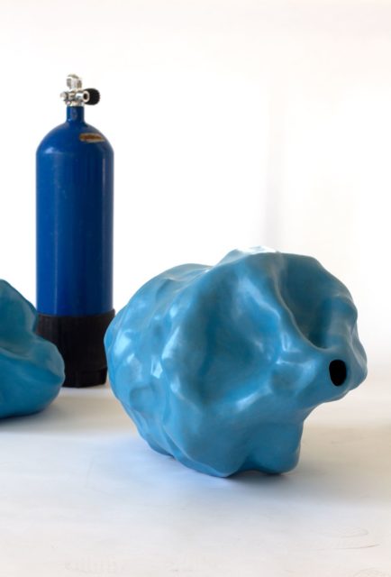 Judith Adelmann, aspiration, Installationsansicht (Detail), glasierte Keramiken, ready-mades, Gummi, Silikon, 2019 © Künstlerin