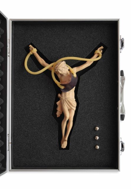 Tom Schmelzer, in the name of the lord, Holz, Gummiband, Leder, Stahl, PE, Waffenkoffer, 2021 © Künstler