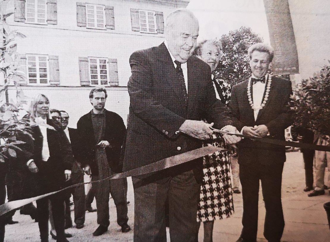 Feierliche Eröffnung des Kunsthauses: Der Stifter Hans Dobler und seine Frau Irmela beim Zerschneiden des roten Bandes, rechts Oberbürgermeister Andreas Knie, im Hintergrund Sammlerin Ingvild Goetz neben Architekt Klaus Kehrbaum, Mai 1996