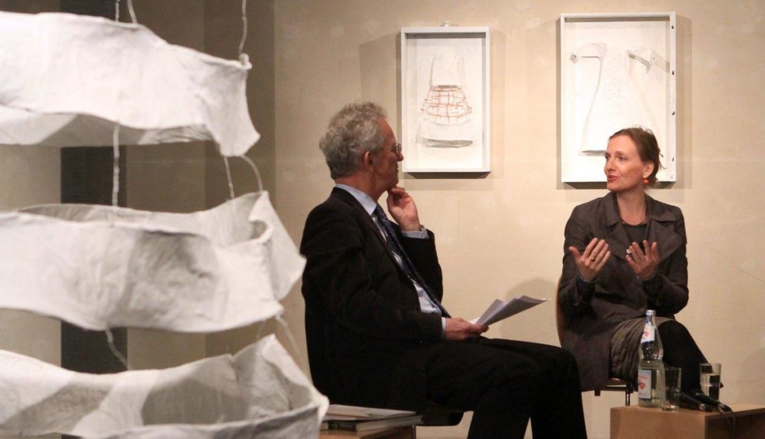 Künstlergespräch Christina von Bitter und Dr. Rainer Jehl, im Rahmen der Ausstellung "Die Stille der Dinge - Giorgio Morandi und Christina von Bitter", Februar 2012