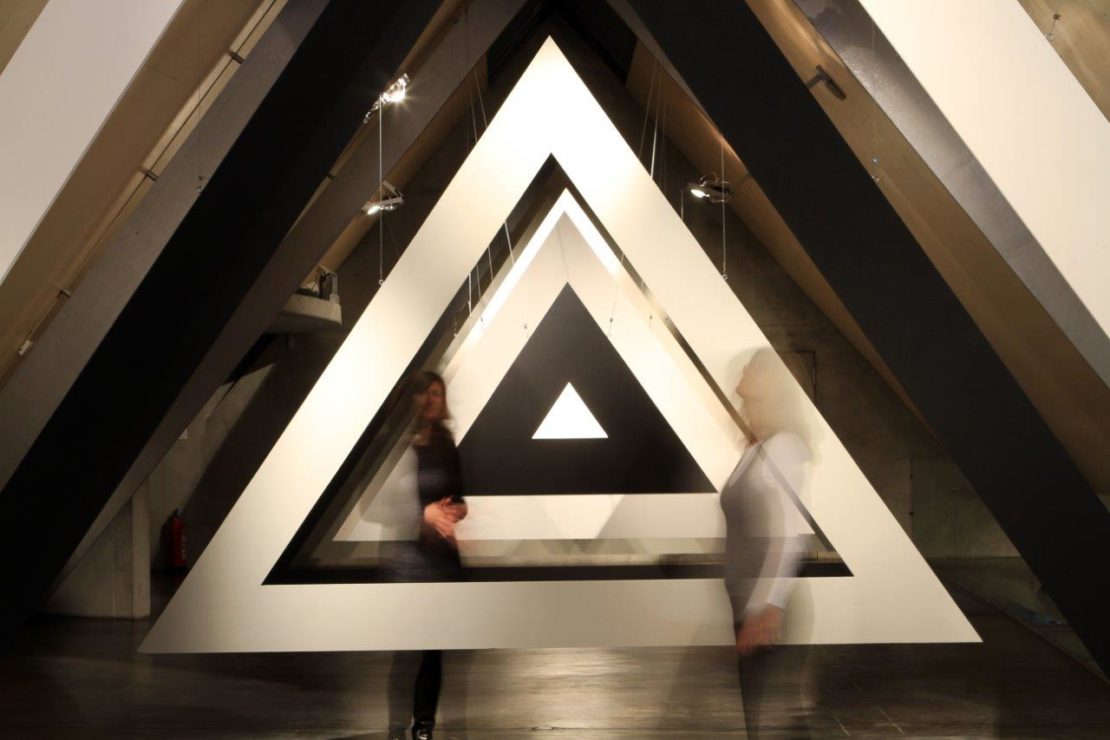 Esther Stocker, Abstraktion und Verirrung, Installation im 2. OG, Kunsthaus Kaufbeuren, 2011