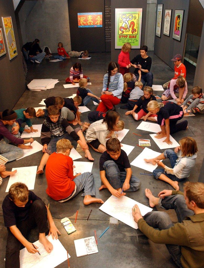 Nachtschau im Kunsthaus, Kinder malen mit Händen und Füßen, Kreativ-Workshop im Rahmen der "Heith Haring"-Ausstellung