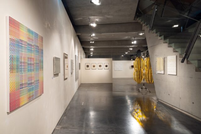 Ausstellungsansicht mit Werken von Aya Kawato (Malerei) und Ryo Kinoshita (Skulptur)