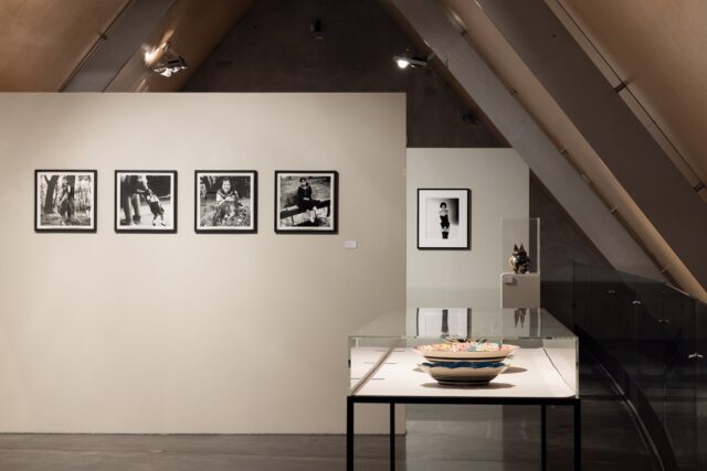 Ausstellungsansicht mit Werken von Nobuyoshi Araki und Kayoko Mizumoto