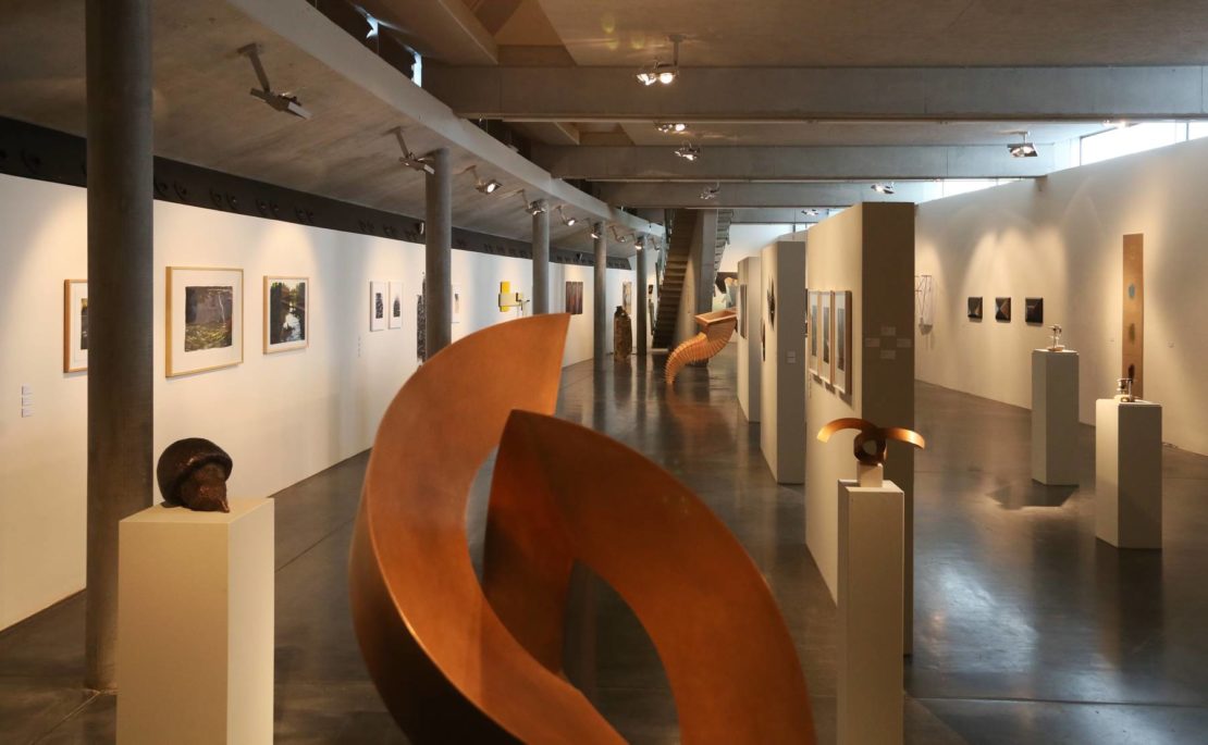 Ausstellungsansicht "BLICK FANG - Aktuelle Kunst im Allgäu", Jahresausstellung zum 20-jährigen Jubiläum, 2016