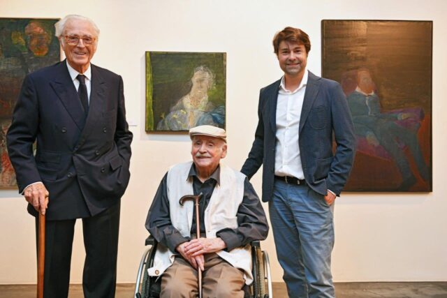 V.l.n.r.: S.K.H. Herzog Franz von Bayern, Schirmherr der Ausstellung, Rudi Tröger und Jan T. Wilms, Direktor Kunsthaus Kaufbeuren, in der Ausstellung "RUDI TRÖGER - Ausblicke und Innenschau" (2023) © Kunsthaus Kaufbeuren, Foto: Harald Langer