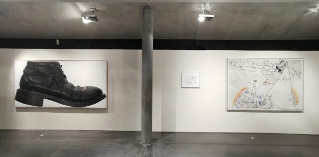 Ausstellungsansicht mit Werken von René Wirths und einer Kinderzeichnung der Tochter des Künstlers,
